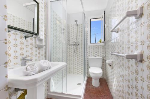 a bathroom with a sink and a toilet at 2MG - Blanes in Blanes