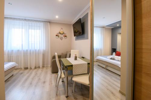 Postel nebo postele na pokoji v ubytování Jázmin Apartmanház