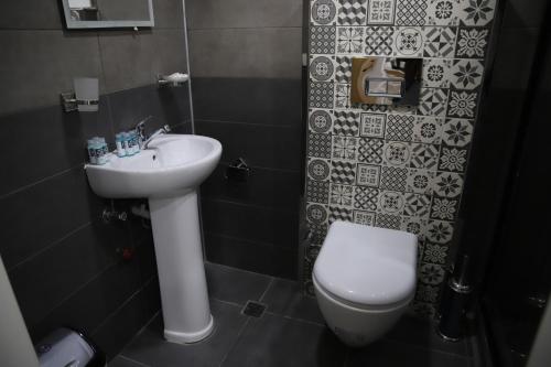 A bathroom at Han Suite Hotel