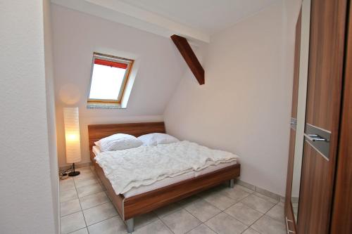 Säng eller sängar i ett rum på Ferienwohnung Neuendorf VORP 2422