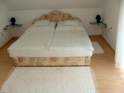 Postel nebo postele na pokoji v ubytování Nyaraló Balatonmáriafürdő