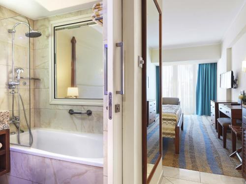 Een badkamer bij Alexander The Great Beach Hotel