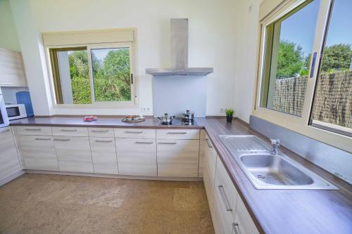 Dapur atau dapur kecil di Villa Bonaire Sky / Villa Carmen