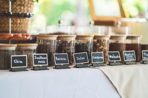 una tavola ricoperta di vasetti di cibo su un bancone di Helios Apartments a Kato Daratso