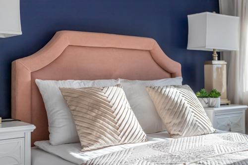 1 cama con cabecero rosa y 2 almohadas en Przystań Stegna, en Stegna