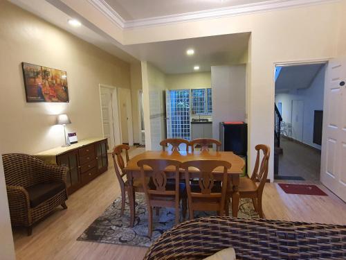Un lugar para sentarse en Gerard's "Backpackers" Roomstay No Children Adults only