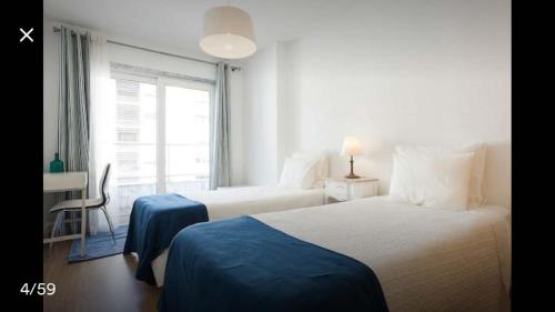 1 dormitorio con cama, escritorio y ventana en Modern Apartment for Family and Group of Friends, en Sacavém