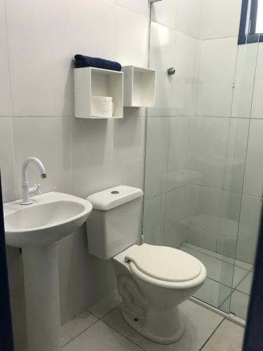 uma casa de banho com um WC, um lavatório e um chuveiro em Residêncial Casa da Vila apto 1 em Imbituba
