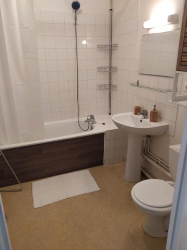 une salle de bain avec toilettes, baignoire et lavabo dans l'établissement T1 Bis Cosy avec 6 couchages proche de la mer - Quartier Minimes, à La Rochelle