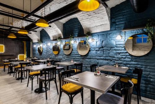 Alta Moda Fashion Hotel tesisinde bir restoran veya yemek mekanı