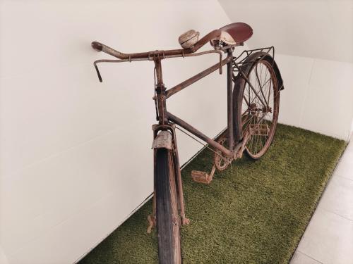 an old bike on display in a room at PIEDRA DE LUNA in Merida