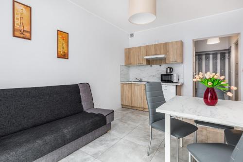 ein Wohnzimmer mit einem Sofa und einem Tisch in der Unterkunft Apartamenty Legionów 47 by Renters in Świnoujście