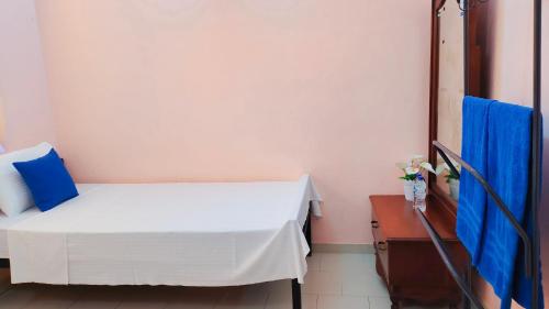 a small room with a bed and a table at Airport Residence Inn in Katunayake