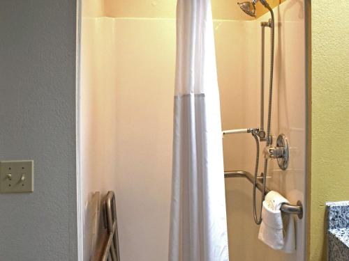 Phòng tắm tại Quality Inn & Suites Kearneysville - Martinsburg