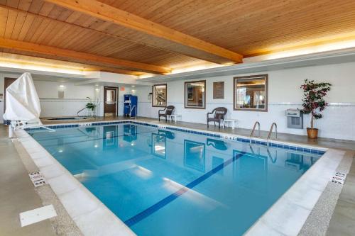 una gran piscina de agua azul en un edificio en Comfort Inn & Suites Geneva- West Chicago, en Geneva