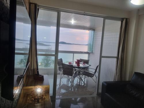 Zdjęcie z galerii obiektu Apartamento Frente para o Mar - Varandão com Blindex - Vista Total para o Mar - 1 Suite e mais 2 Quartos-Ar Condicionado - 2 Vagas - BEIRA MAR - 70 metros da Praia ,TVS SMART GERAL -WI-FI -DISNEY PLUS-STARMAX-NETFLIX - PRIME VIDEO -PORTARIA 24 HORAS w mieście Guarapari