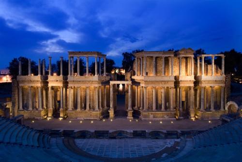a large building with columns at night at PIEDRA DE LUNA in Merida