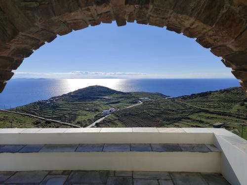 ティノス・タウンにあるAegean Panorama in Tinosの海の景色を望む城窓