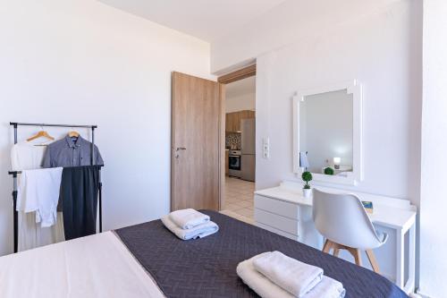 Postel nebo postele na pokoji v ubytování Azure Seaside Apts