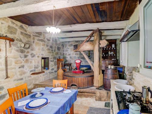 uma sala de jantar com mesa e cadeiras em Belvilla by OYO Mulino em Piana di Forcella