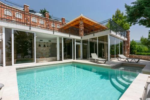 une maison avec une piscine et un balcon dans l'établissement PALACE PAULINA A, à Novi Vinodolski