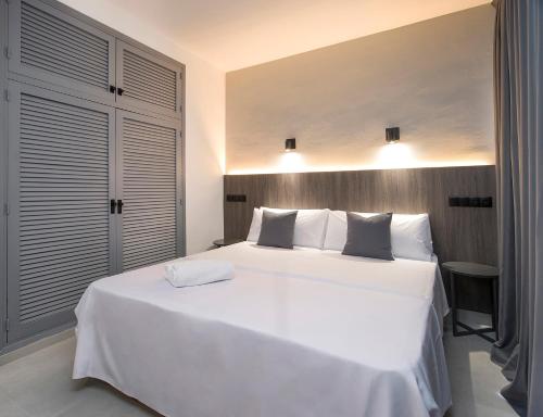 Ein Bett oder Betten in einem Zimmer der Unterkunft Hotel Base - Adults Only