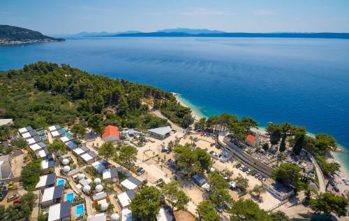 ポドゥゴラにあるMedora Orbis Mobile Homes & Glampingの海水浴場の空中の景色