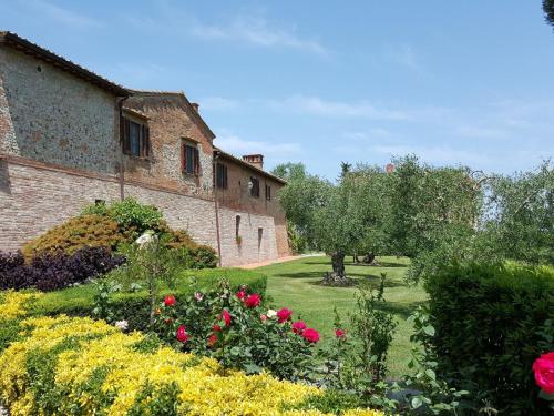 einen Garten mit Blumen vor einem Gebäude in der Unterkunft Belvilla by OYO Prato in Bagnolo
