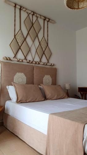 Ένα ή περισσότερα κρεβάτια σε δωμάτιο στο Sarakiniko Rooms