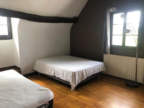 a bedroom with two beds and two windows at Quinta in Argy