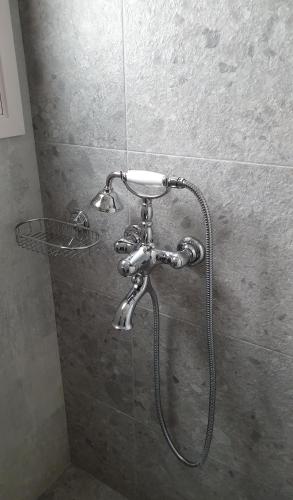Ένα μπάνιο στο Sarakiniko Rooms