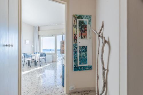 a door leading to a dining room with a mirror at La finestra sul mare in Ospedaletti