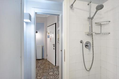 A bathroom at Victoria Apartments Maiolica