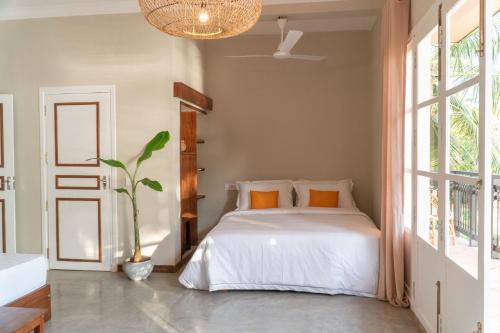 Una cama o camas en una habitación de THE SLOW vegan hotel