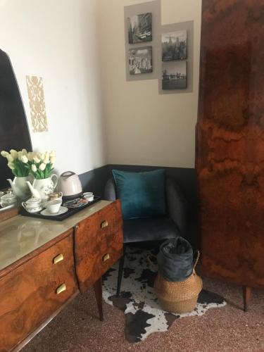 a living room with a desk and a chair at Casa Perla in Lavagna
