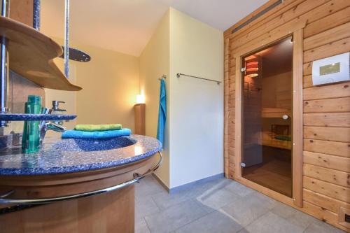 a bathroom with two sinks and a shower at Ferienhaus Seestrand - mit Sauna in Kolpinsee