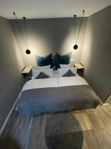 Una cama o camas en una habitación de Hotel Falkenturm