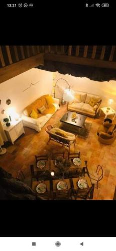 d'un salon avec une table. dans l'établissement Gîte Baie Bonheur, à Genêts