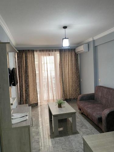 sala de estar con sofá y mesa en sea view rooms in Batumi en Batumi