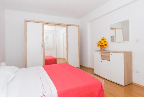 Un pat sau paturi într-o cameră la Apartment Ana Chill in Bast