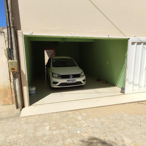 un coche está aparcado dentro de un garaje en Casa Germania, en Canoa Quebrada