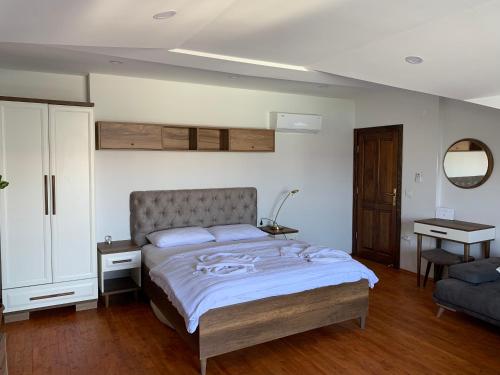 Postel nebo postele na pokoji v ubytování Exclusive Terrace Suite at Marina