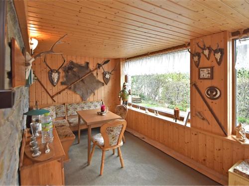 una camera con tavolo, sedie e finestra di Holiday home with sauna in Wildenthal a Weitersglashütte