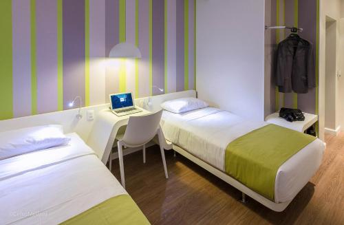 Postel nebo postele na pokoji v ubytování DMax Hotel