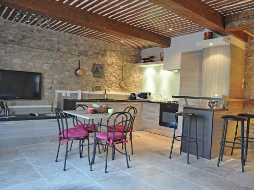 ヴネルにあるLuxurious Villa in Aix en Provence with Jacuzziのキッチン(テーブル、椅子付)