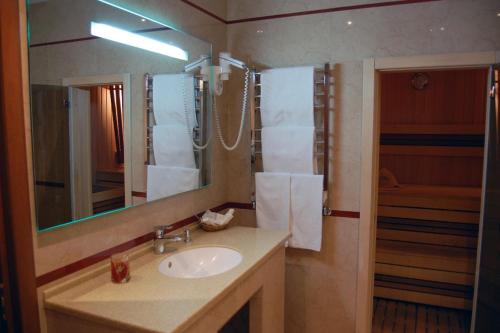 トゥーラにあるArmenia Hotelのバスルーム(洗面台、鏡付)