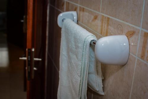 杜阿拉的住宿－Appartement Cosy 3 bonapriso，浴室墙上的毛巾分配器