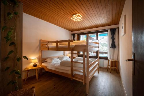 1 Schlafzimmer mit 2 Etagenbetten in einem Zimmer in der Unterkunft Fyfauter 2 in Schwarzsee