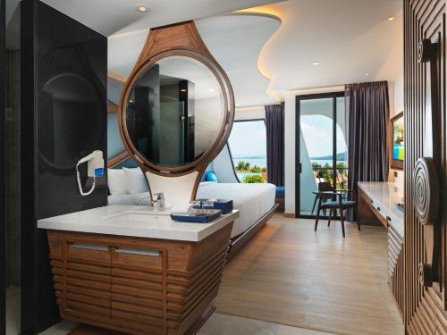 Koupelna v ubytování The Oceanic Sportel Phuket - SHA Extra Plus