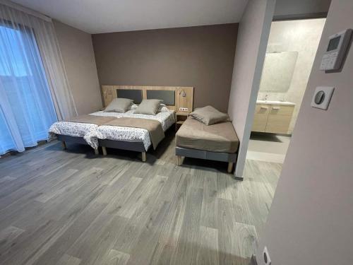 Postel nebo postele na pokoji v ubytování Hôtel MAAS